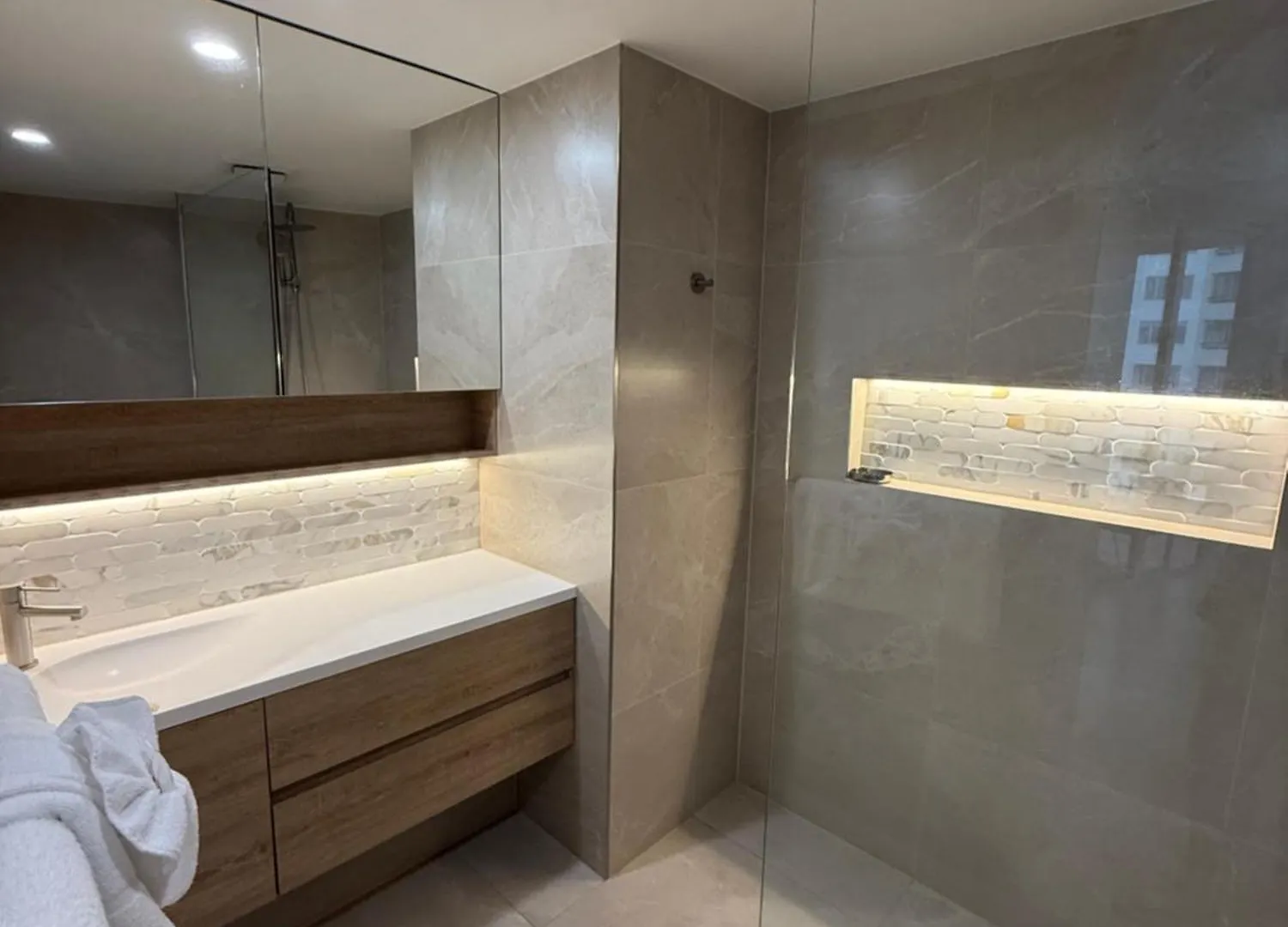 Superior One-Bedroom Penthouse & Rooftop Sandcastles Resort Apartment